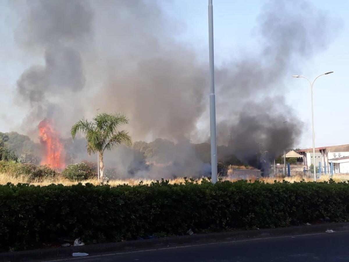 PATERNO': INCENDIO NEI PRESSI DELLA PISCINA, SUL POSTO I VIGILI DEL FUOCO - 