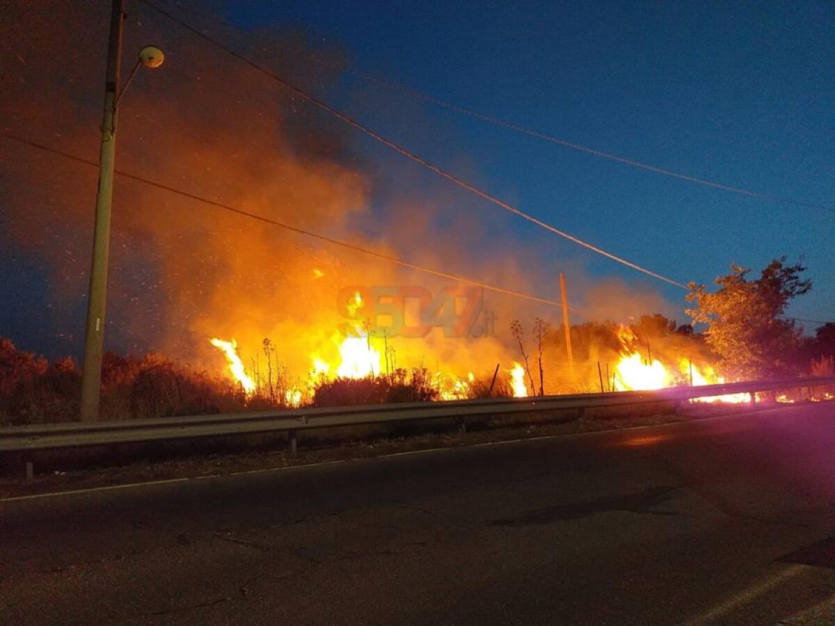RAGALNA: AMPIO INCENDIO DI STERPAGLIE NEI PRESSI DEL CIMITERO - 