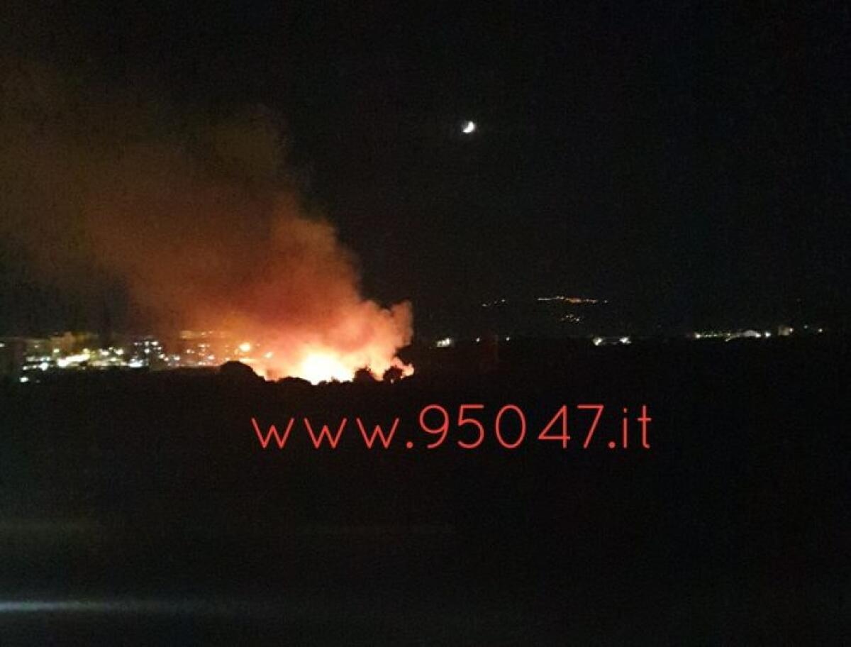 DUE VASTI INCENDI DI STERPAGLIE IN CORSO A PATERNO' E SANTA MARIA DI LICODIA - LE FOTO - 