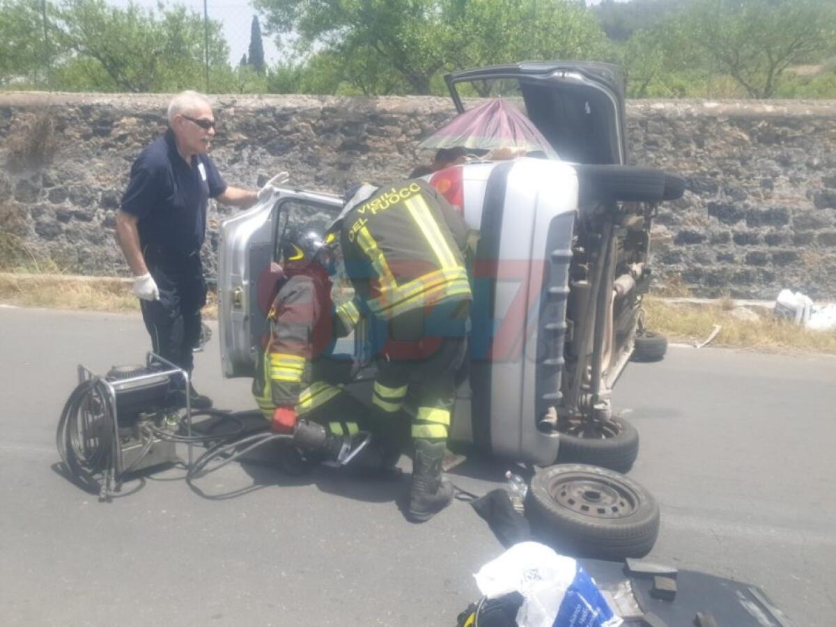 PATERNÒ: AUTO SI RIBALTA SULLA SP137, GRAVE MA NON IN PERICOLO DI VITA LA CONDUCENTE - 