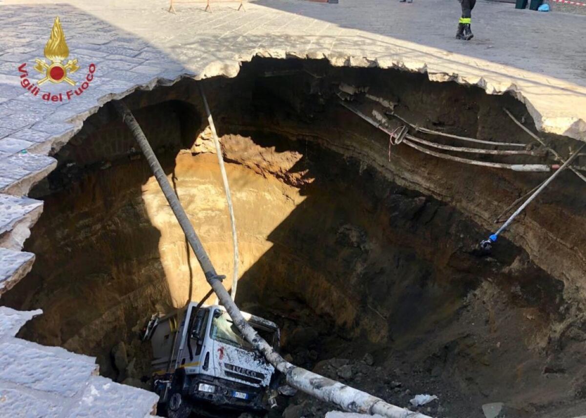 VORAGINE NEL NAPOLETANO, PRECIPITA UN CAMION DEI RIFIUTI CON L'AUTISTA - 