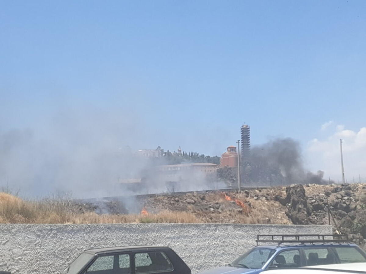 PATERNO': INCENDIO DI STERPAGLIE IN VIA GIOVANNI VERGA - 