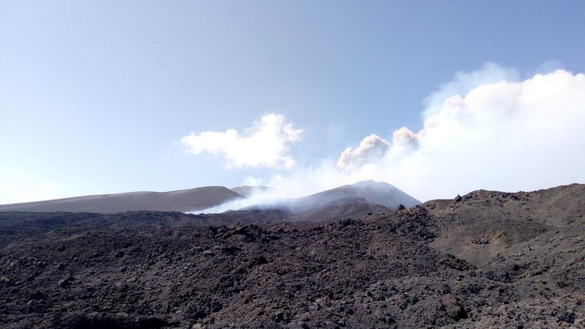 ETNA: LA COLATA LAVICA È BEN ALIMENTATA E SI ESPANDE RAPIDAMENTE, CON UN FRONTE CHE HA SUPERATO I CONI PICOCLASTICI DEL 2002-2003 - 