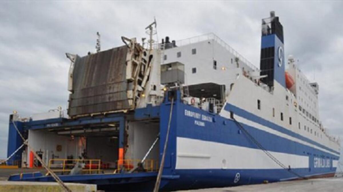 NAVE PER CATANIA FERMA DA ORE IN MARE - 