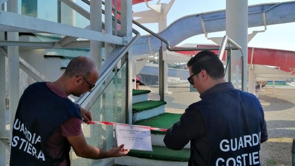 CATANIA: LA GUARDIA COSTIERA SEQUESTRA ACQUASCIVOLI ALLA PLAYA ED UN LIDO ABUSIVO - 