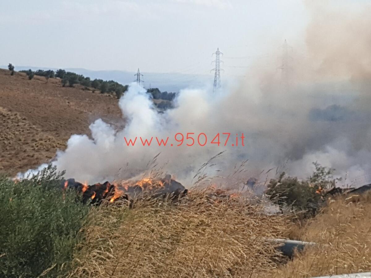 PATERNO': ROGO IN UN FIENILE DI VIA BALATELLE - 