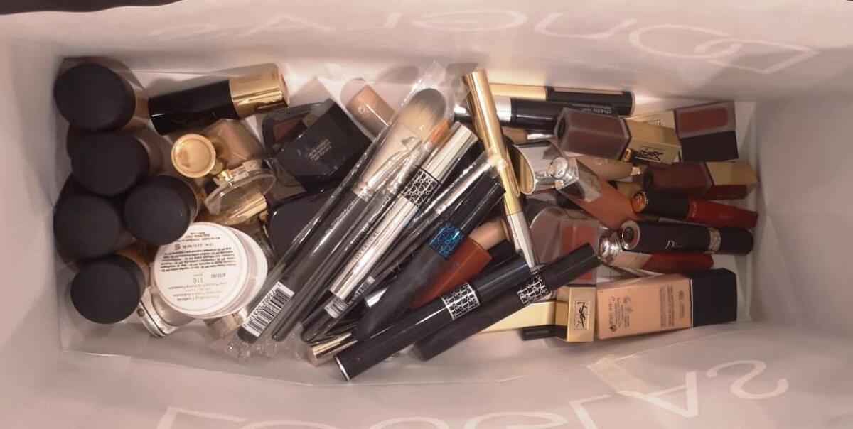 BELPASSO: STUDENTESSE SI RIFANNO IL TRUCCO AL CENTRO COMMERCIALE - 