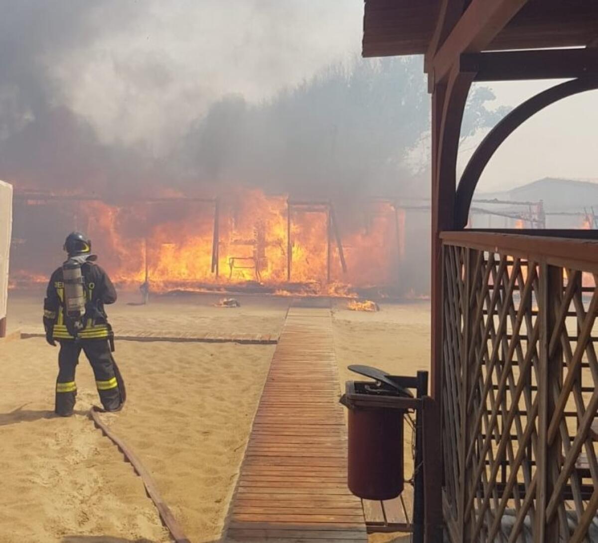 CATANIA, INCENDIO DEVASTA IL LIDO EUROPA ALLA PLAYA - 