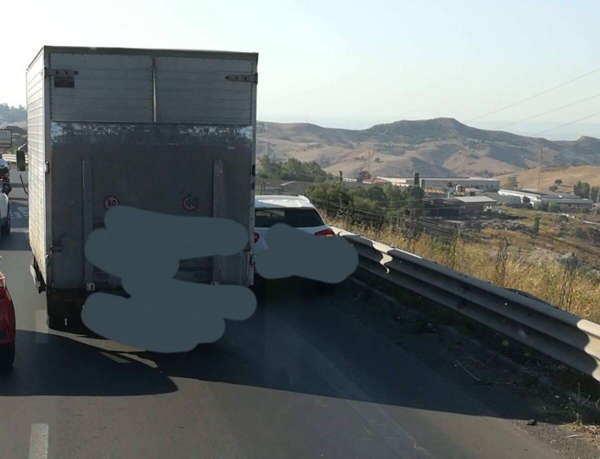 SS121: TAMPONAMENTO TRA CAMION ED AUTO, LUNGHE CODE - 