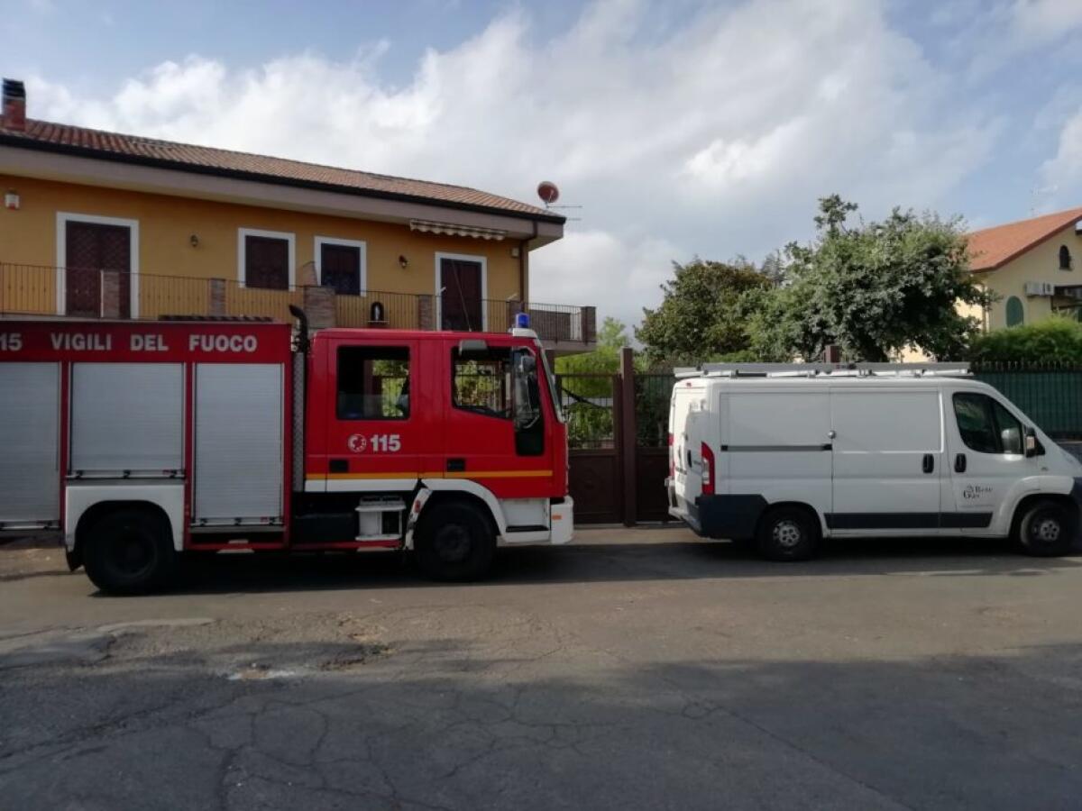MASCALUCIA: CARRELLO SI SGANCIA DALL’AUTOVETTURA E VA A FINIRE CONTRO TUBO DEL GAS - 