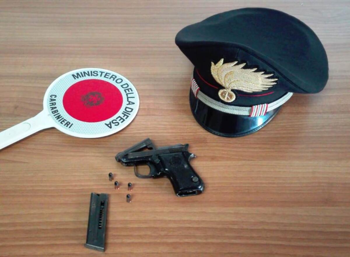 PATERNÒ: MECCANICO IN MANETTE,  NASCONDEVA DENTRO IL CALCIOBALILLA UNA PISTOLA CON IL COLPO IN CANNA - 