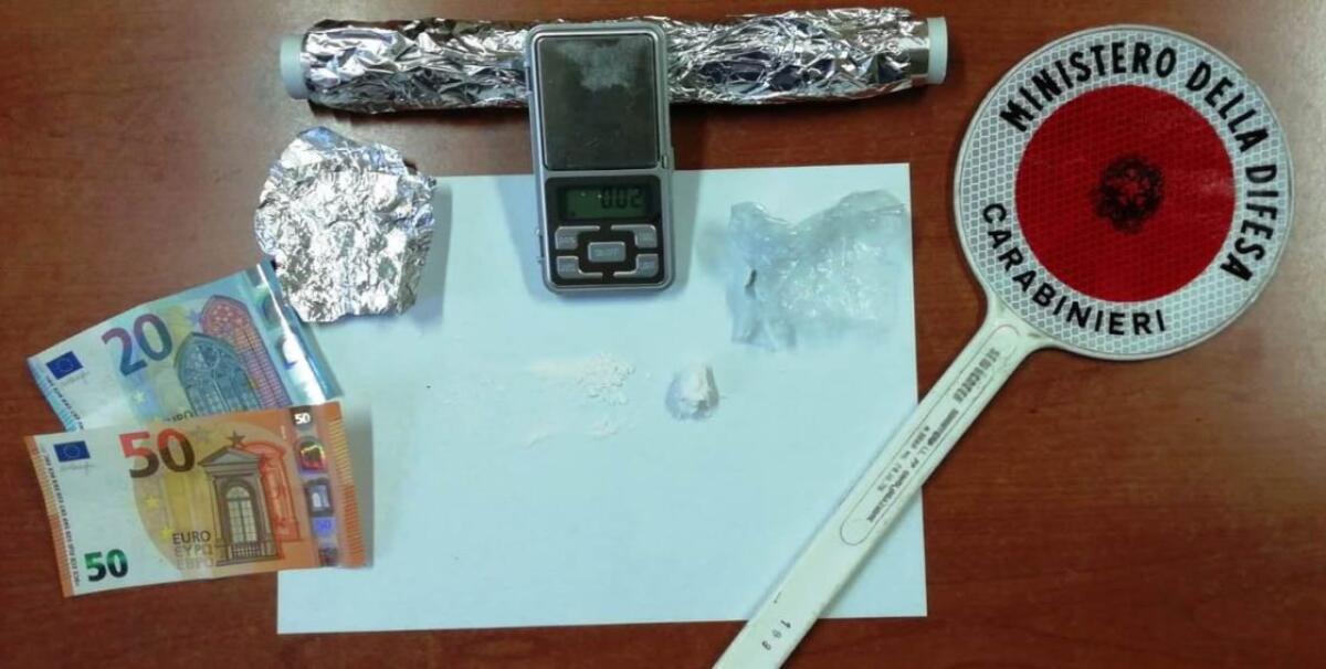 CATANIA. PIAZZAVA LA “COCA” TRA I CLIENTI DI UN CHIOSCO-BAR - 