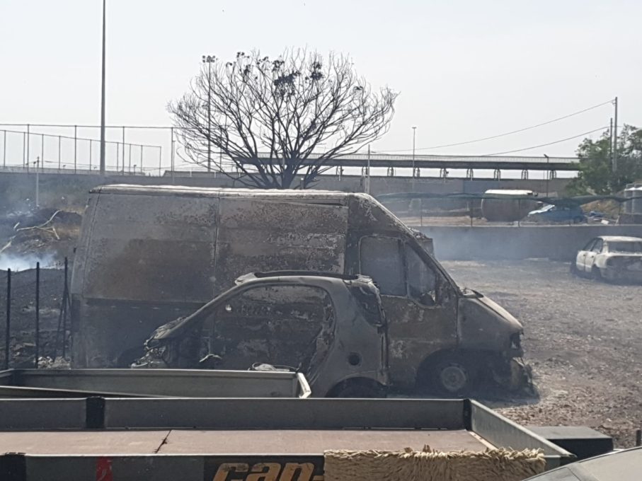 BELPASSO: A FUOCO PARCHEGGIO DI MEZZI