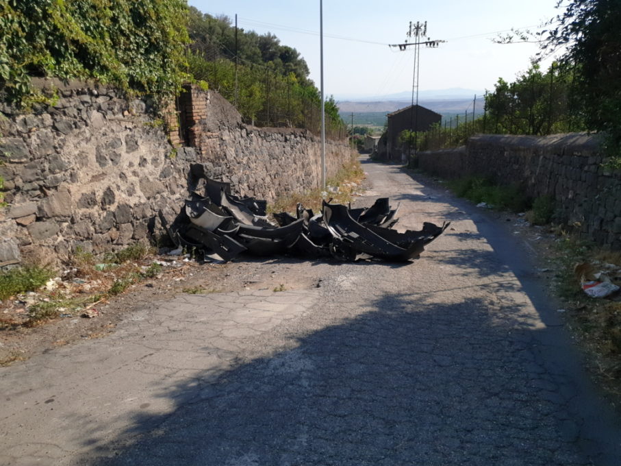 PATERNO': VIA SAN MARCO, ALIMENTI NON SCADUTI ABBANDONATI TRA I RIFIUTI