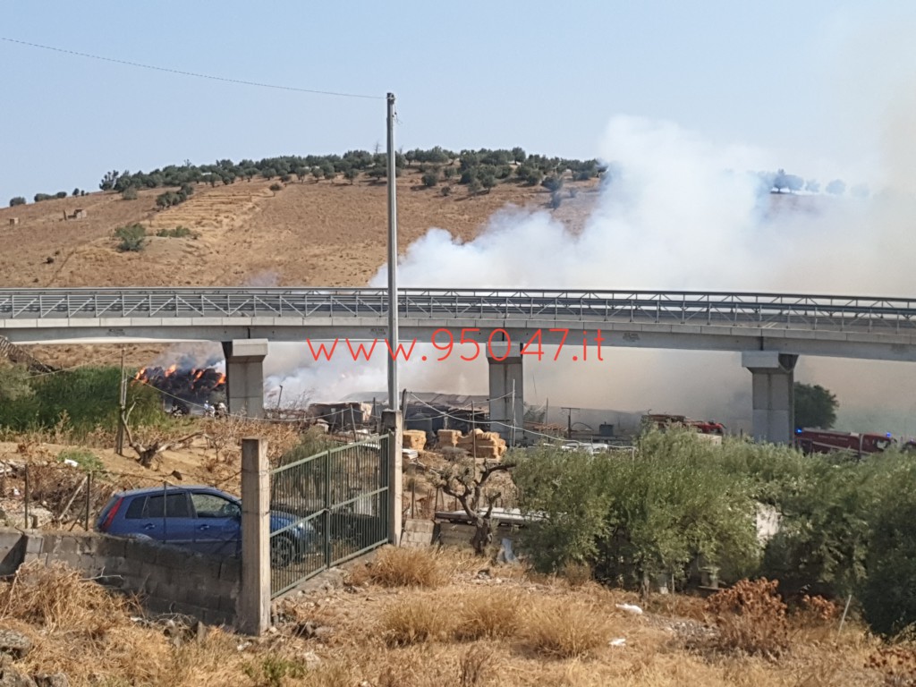 PATERNO': ROGO IN UN FIENILE DI VIA BALATELLE QUESTO POMERIGGIO