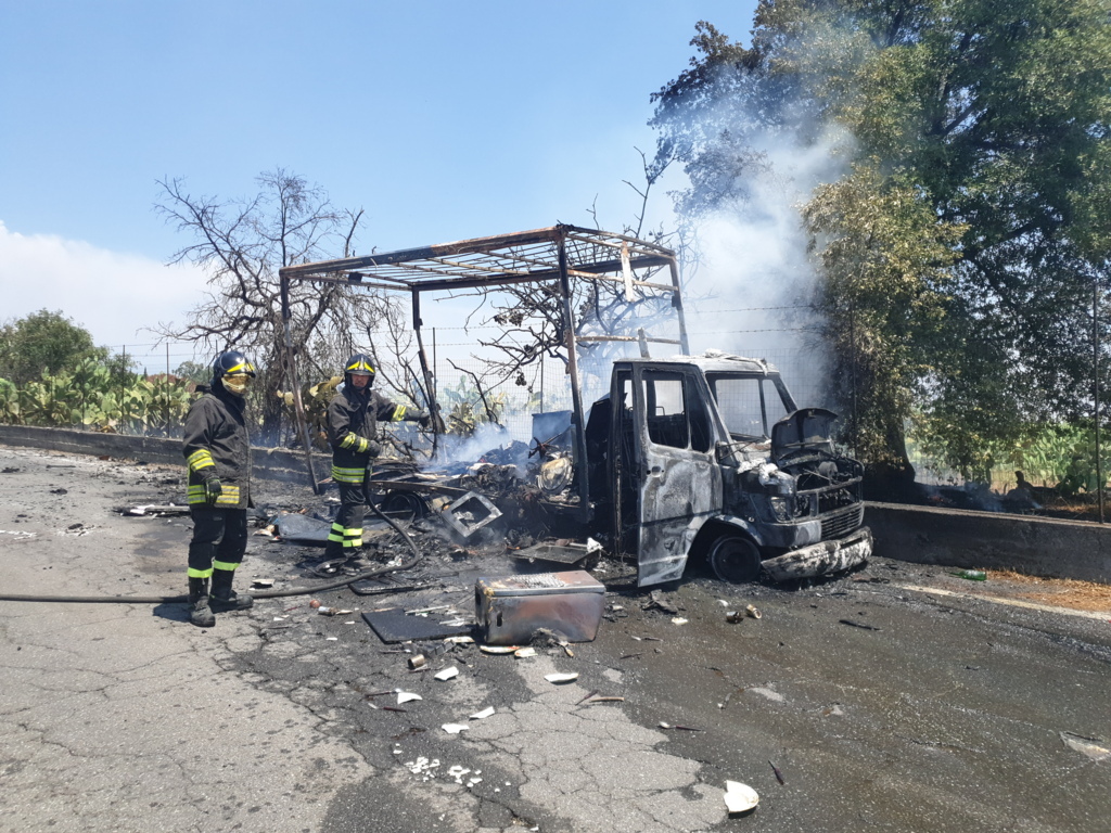 AUTOCARRO IN FIAMME SULLA SP57