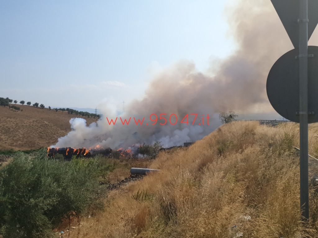 PATERNO': ROGO IN UN FIENILE DI VIA BALATELLE QUESTO POMERIGGIO