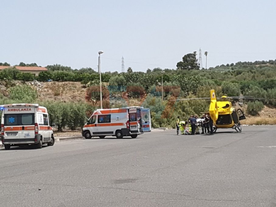 PATERNÒ: AUTO SI RIBALTA SULLA SP137, GRAVE MA NON IN PERICOLO DI VITA LA CONDUCENTE