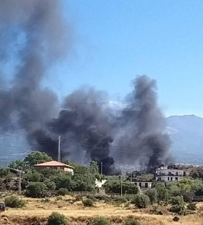 STERPAGLIE E RIFIUTI IN FIAMME: DENSA COLONNA DI FUMO NERO IN CIELO
