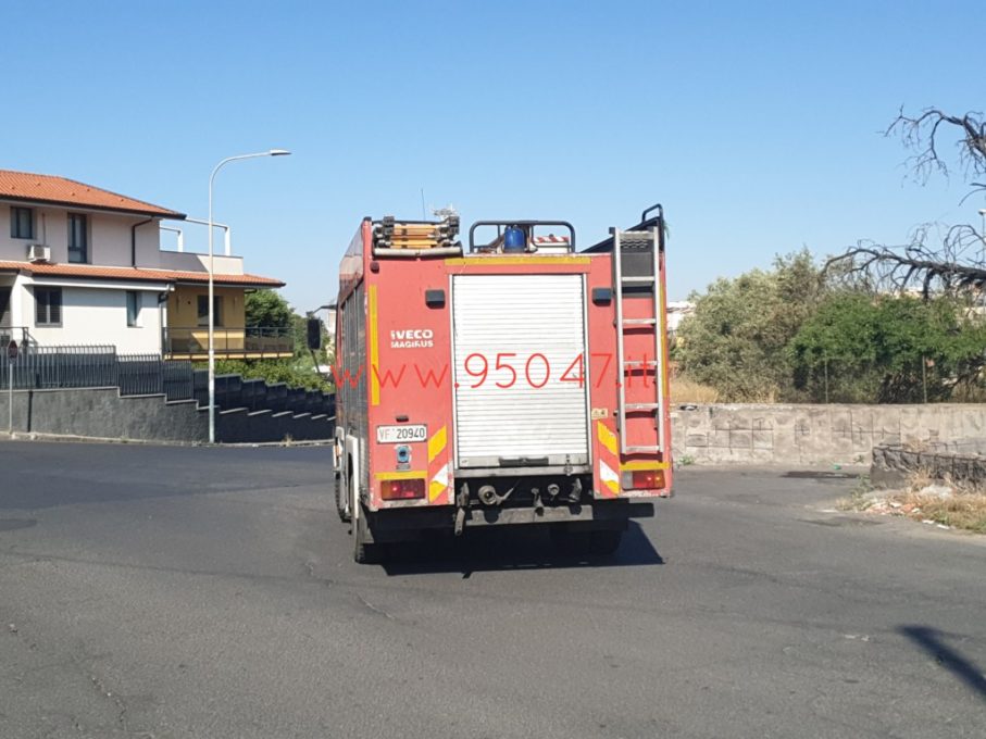 PATERNO': INCENDIO AL CORSO ITALIA, A FUOCO ROVI E STERPAGLIE