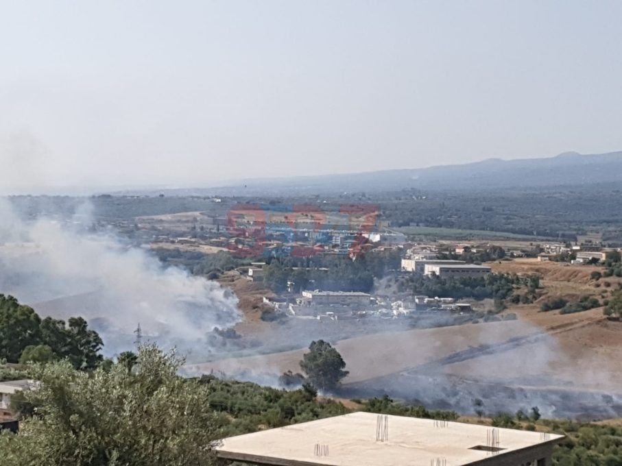 VASTO INCENDIO TRA VALCORRENTE E MOTTA - SUL POSTO IL CANADAIR - LE FOTO