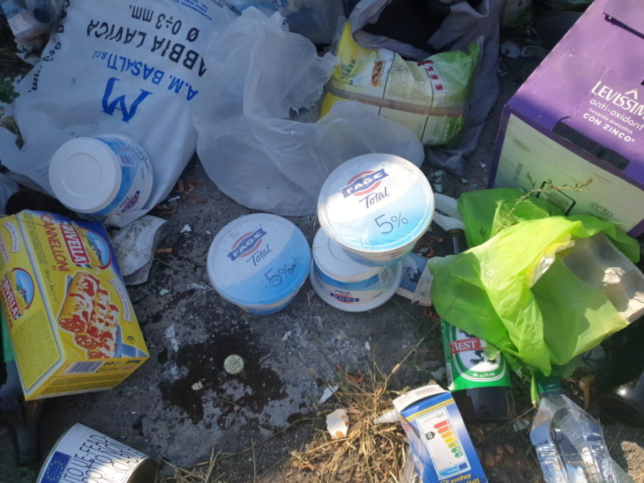 PATERNO': VIA SAN MARCO, ALIMENTI NON SCADUTI ABBANDONATI TRA I RIFIUTI