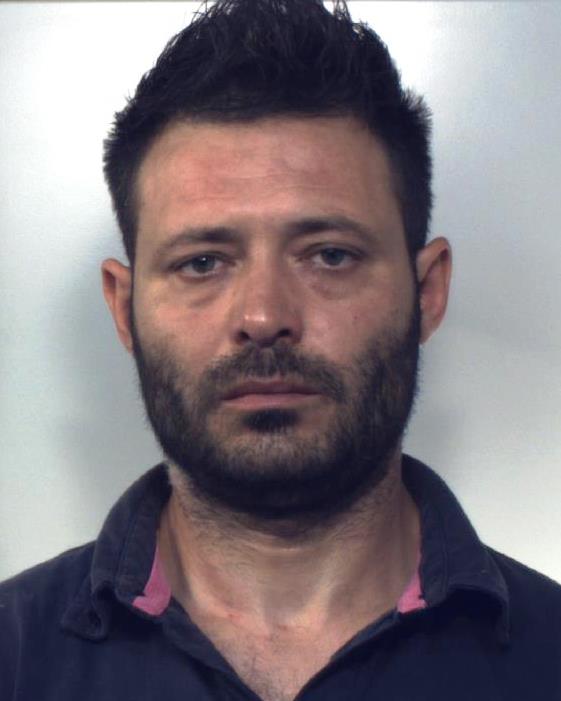 BRONTE, IRRIGAVANO LA PIANTAGIONE DI MARIJUANA CON L’ACQUA PUBBLICA: 3 ARRESTI