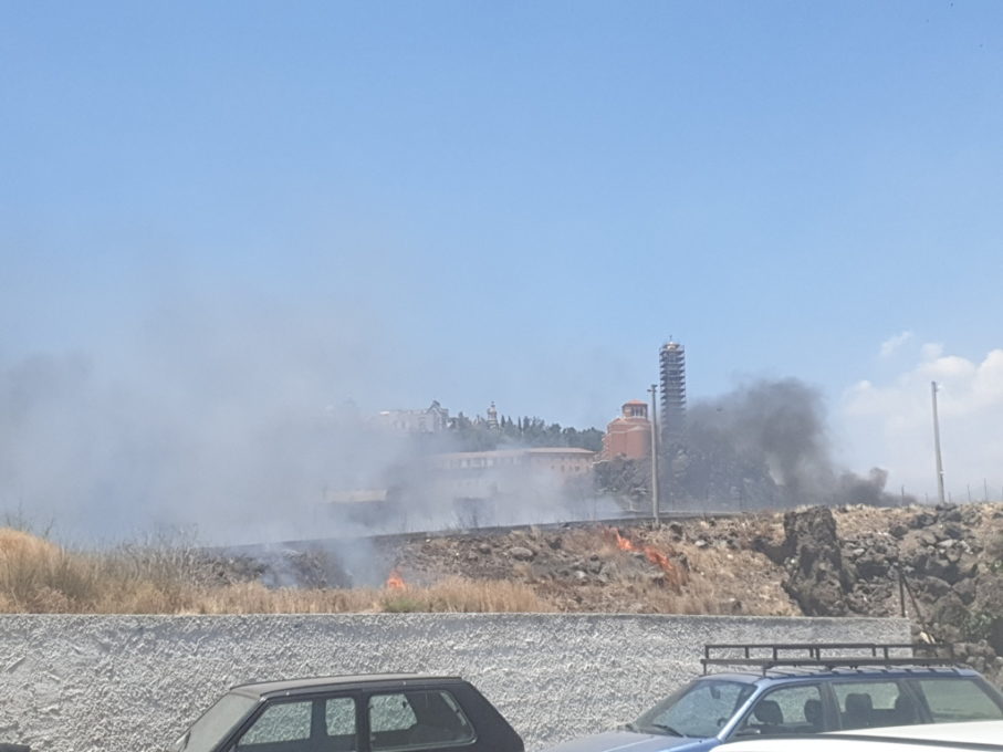 PATERNO': INCENDIO DI STERPAGLIE IN VIA GIOVANNI VERGA