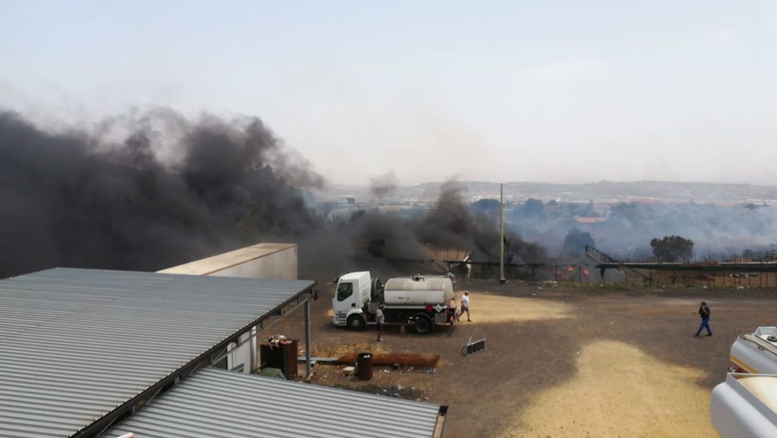 BELPASSO: PAURA PER UN INCENDIO, A FUOCO PARCHEGGIO DI MEZZI