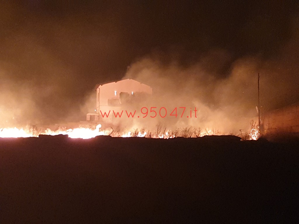 PATERNÒ: AMPIO INCENDIO DI STEPAGLIE VICINO ALLE CASE