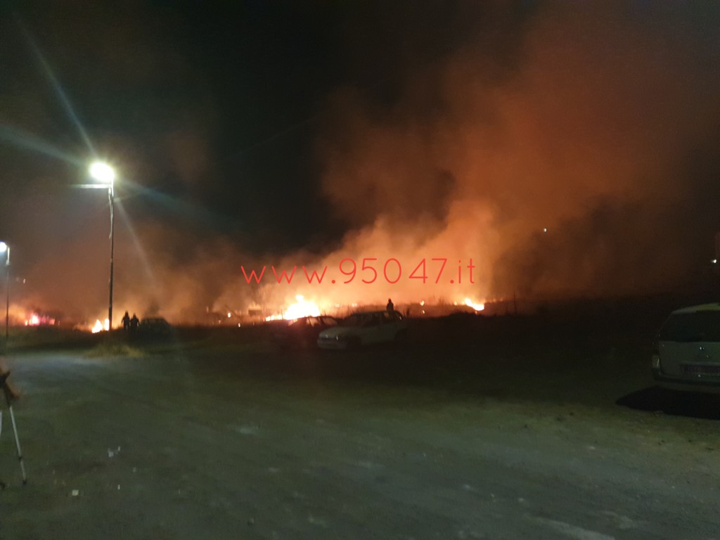 PATERNÒ: AMPIO INCENDIO DI STEPAGLIE VICINO ALLE CASE