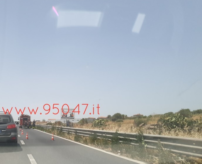 INCENDIO DI STERPAGLIE A RIDOSSO DELLA SS121, RALLENTAMENTI