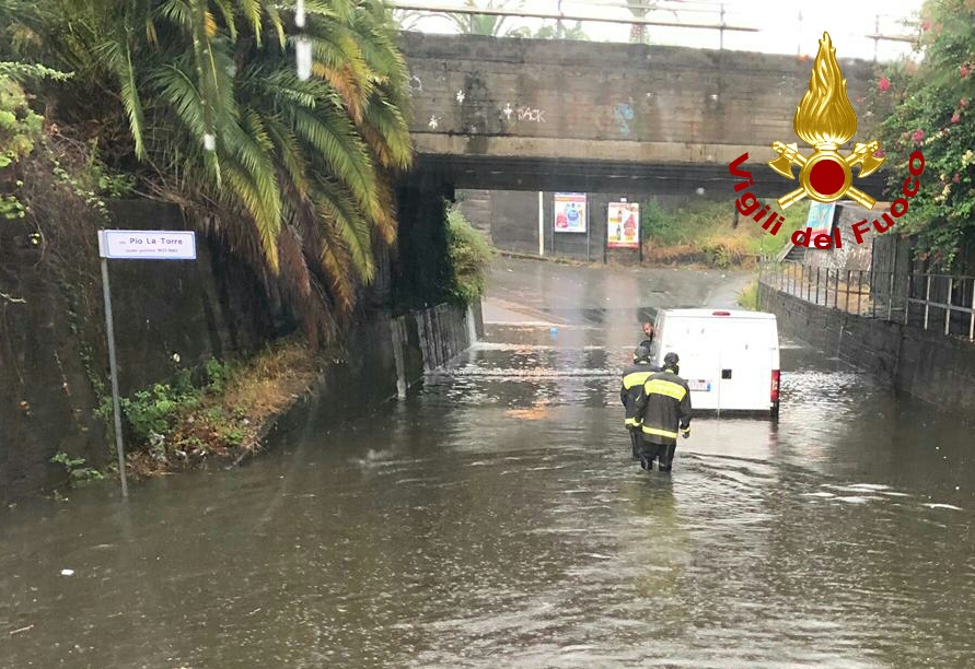 MALTEMPO: TROMBA D'ARIA NEL SIRACUSANO, ALLAGAMENTI NEL CATANESE