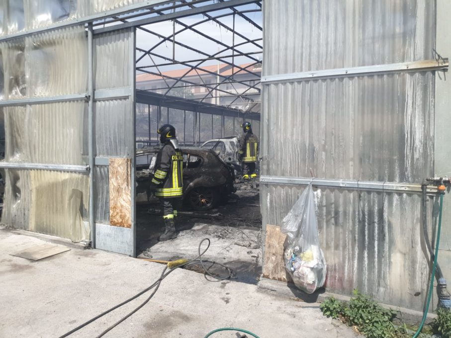 BELPASSO: PAURA PER UN INCENDIO, A FUOCO PARCHEGGIO DI MEZZI