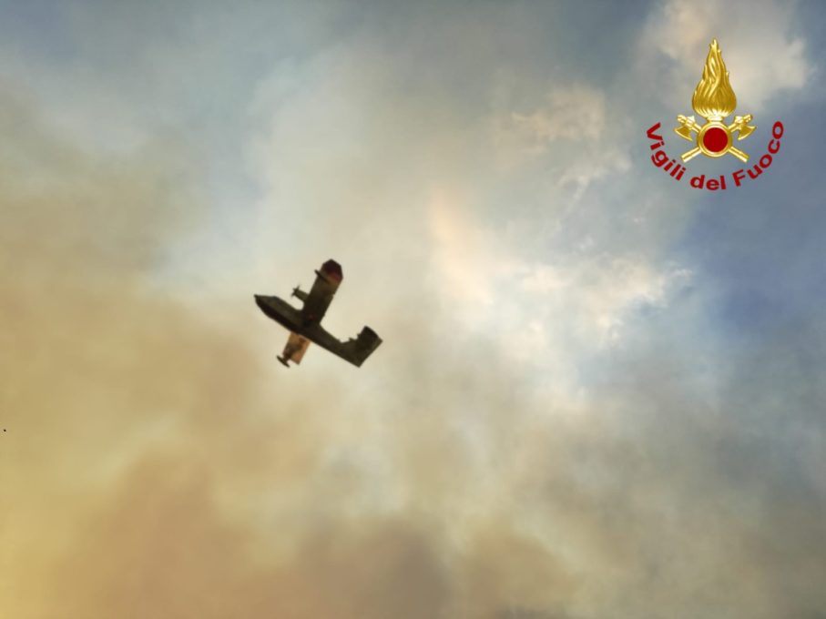 INCENDIO A SAN MICHELE DI GANZARIA: BOSCO IN FIAMME, PAURA PER UN CENTINAIO DI PERSONE PARTECIPANTI AD UN MATRIMONIO