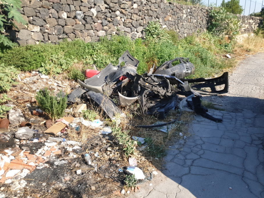 PATERNO': VIA SAN MARCO, ALIMENTI NON SCADUTI ABBANDONATI TRA I RIFIUTI