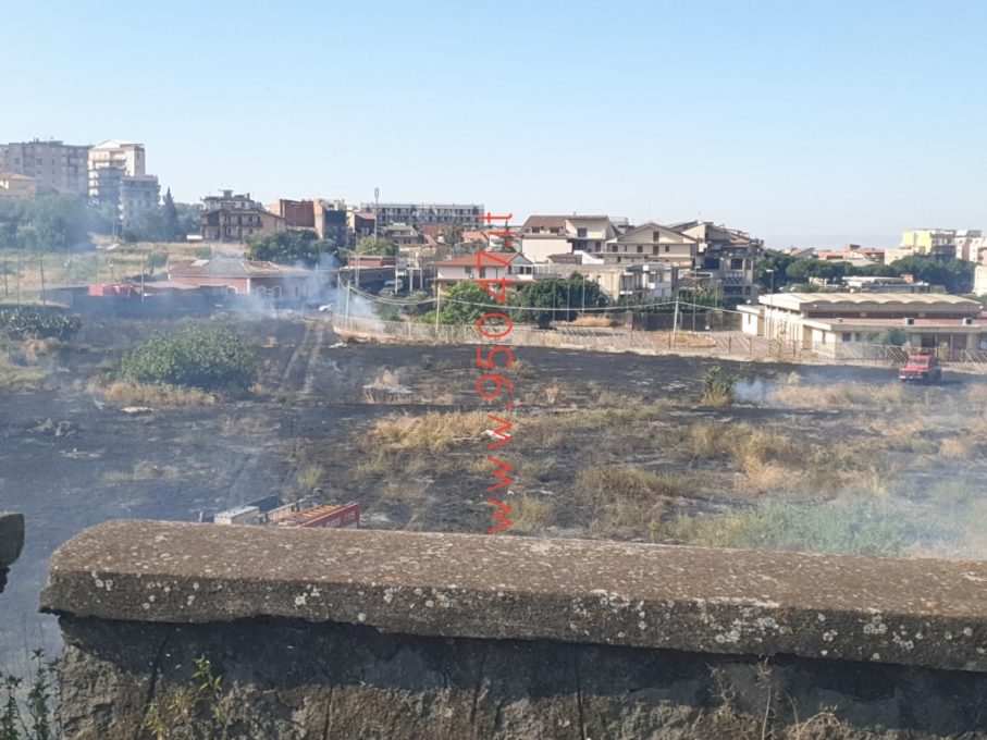 PATERNO': INCENDIO AL CORSO ITALIA, A FUOCO ROVI E STERPAGLIE