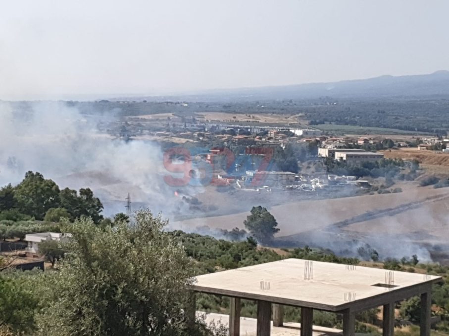 VASTO INCENDIO TRA VALCORRENTE E MOTTA - SUL POSTO IL CANADAIR - LE FOTO