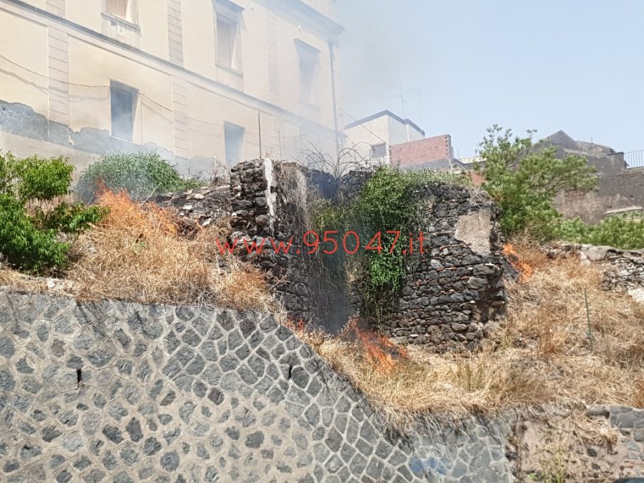 INCENDIO DI STERPAGLIE ALLA COLLINA STORICA
