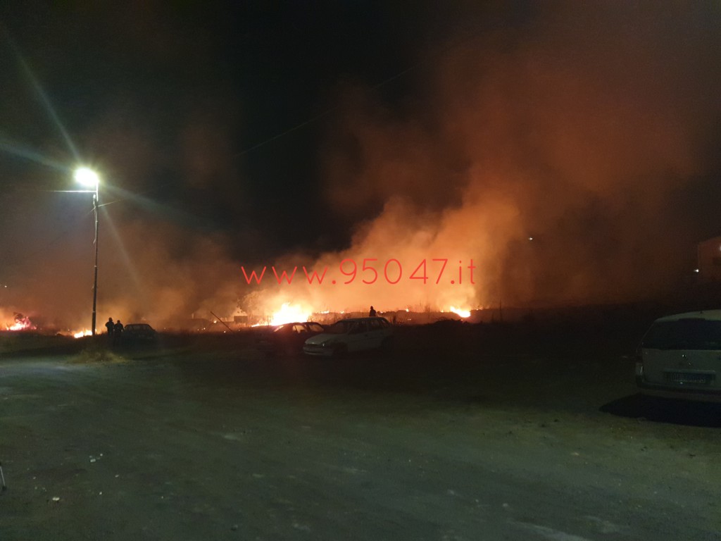 PATERNÒ: AMPIO INCENDIO DI STEPAGLIE VICINO ALLE CASE