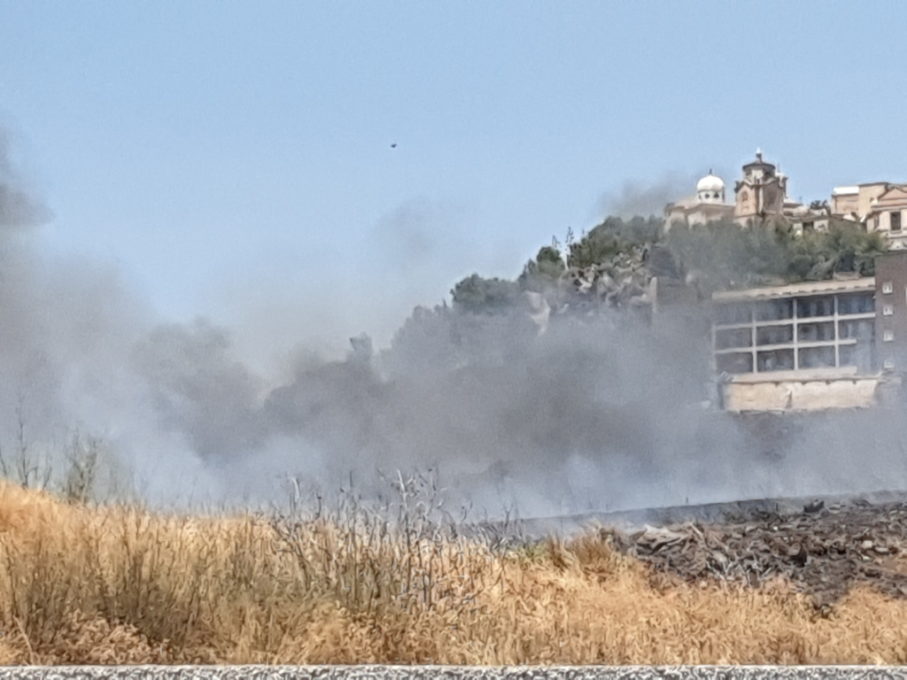 PATERNO': INCENDIO DI STERPAGLIE IN VIA GIOVANNI VERGA