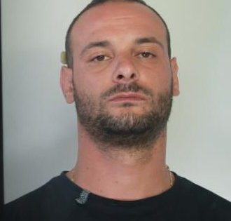 CATANIA, NEL PARCHEGGIO DI UN CENTRO COMMERCIALE SI SCAMBIANO 2,1 KG DI COCAINA