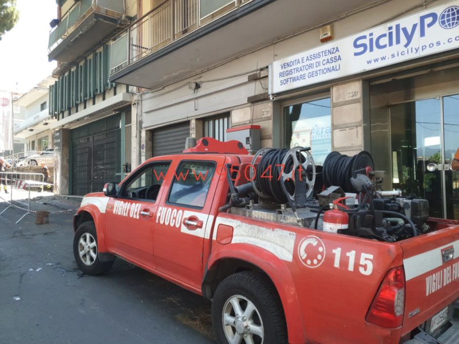 PATERNÒ: CADUTA CALCINACCI DA UN BALCONE, DANNEGGIA AUTO IN SOSTA