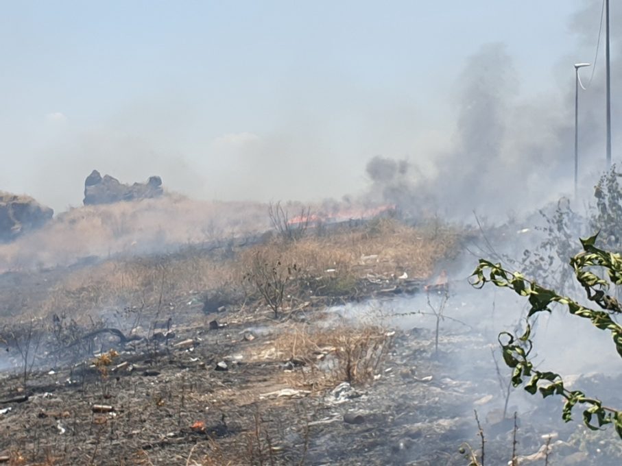 PATERNO': INCENDIO DI STERPAGLIE IN VIA GIOVANNI VERGA