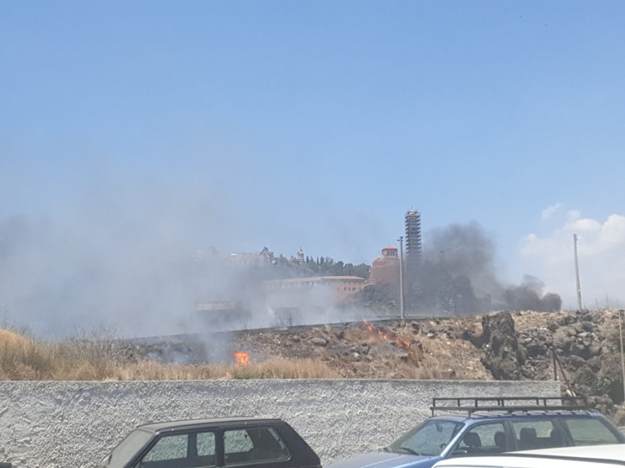 PATERNO': INCENDIO DI STERPAGLIE IN VIA GIOVANNI VERGA