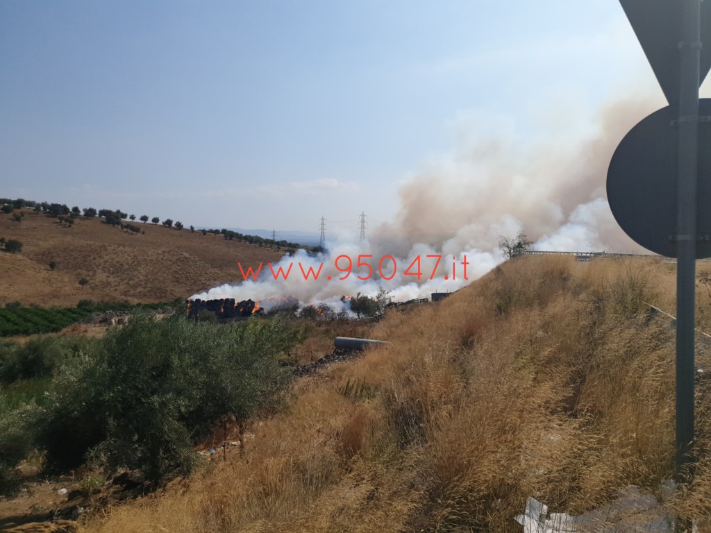 PATERNO': ROGO IN UN FIENILE DI VIA BALATELLE QUESTO POMERIGGIO