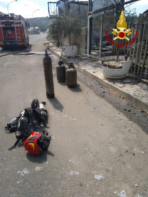 SCORDIA: CAMION DEI PANINI PRENDE FUOCO, I VIGILI DEL FUOCO SALVANO LE CASE VICINE