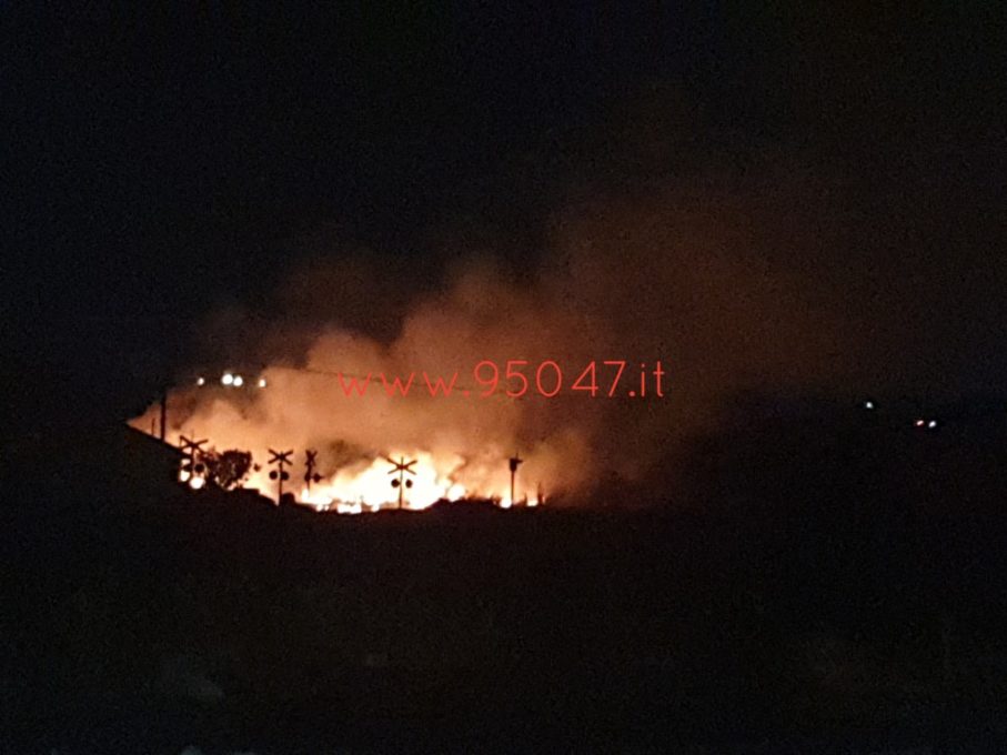 DUE VASTI INCENDI DI STERPAGLIE IN CORSO A PATERNO' E SANTA MARIA DI LICODIA - LE FOTO
