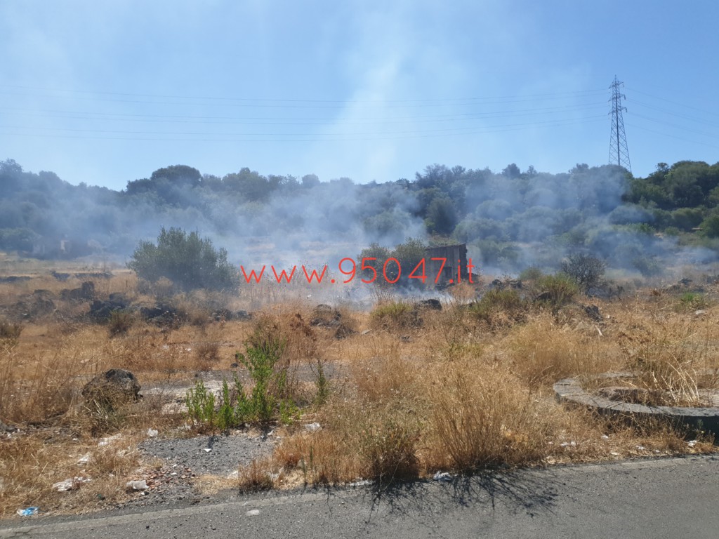 PATERNO’: BRUCIANO STERPAGLIE IN VIA UNITÀ D'ITALIA, INTERVENTO DEI VVF