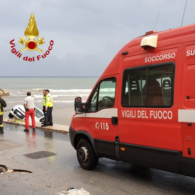 BOMBA D’ACQUA SU AVOLA, UN’AUTO TRASCINATA IN MARE